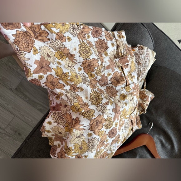 C&C California|Brown Floral linen matching set in Spaghetti Strap Top & Shorts• - Picture 6 of 14